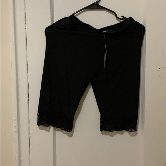 Lace trim biker shorts - Picture 2 of 3